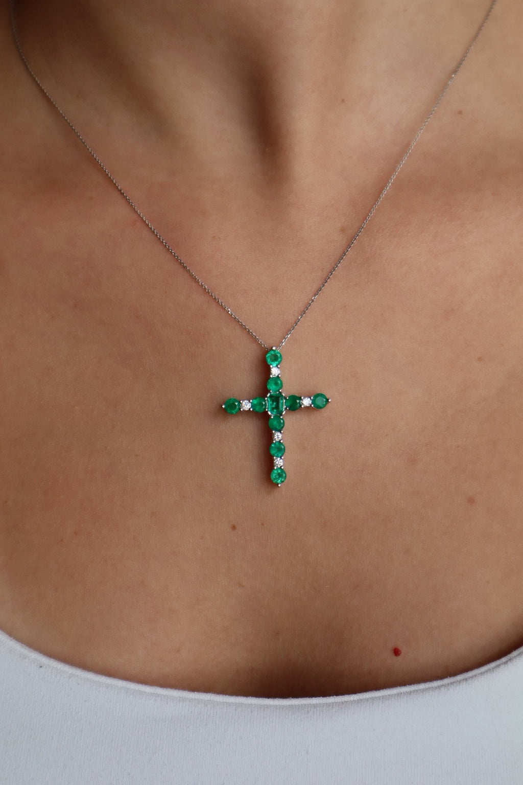 Cruz esmeraldas y diamantes