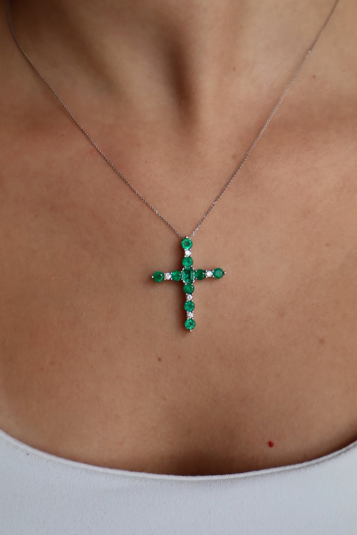 Cruz esmeraldas y diamantes