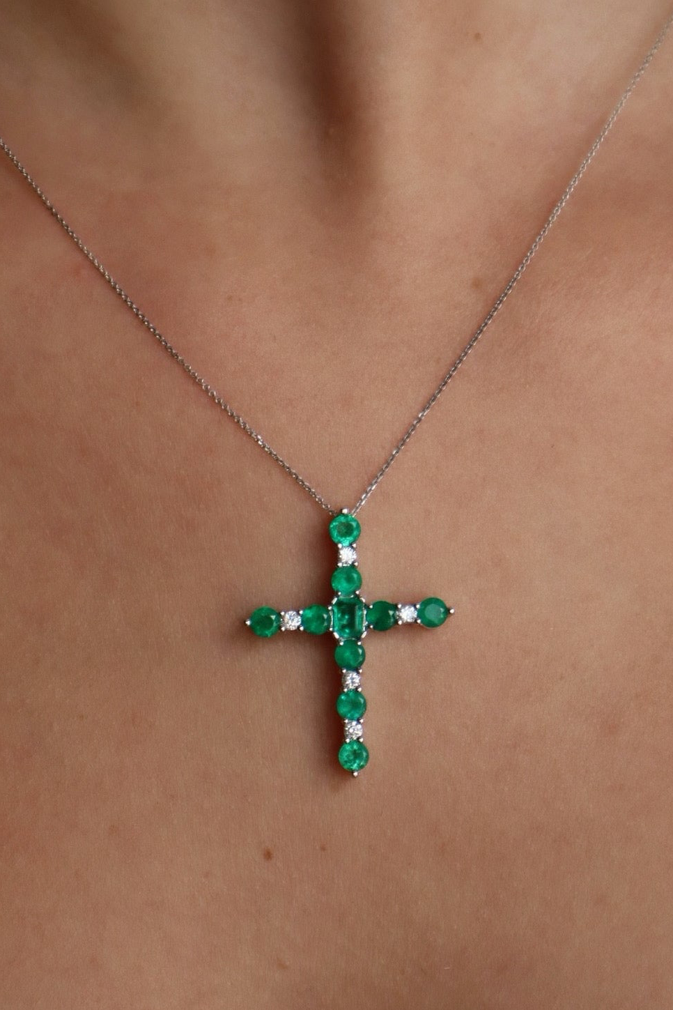 Cruz esmeraldas y diamantes