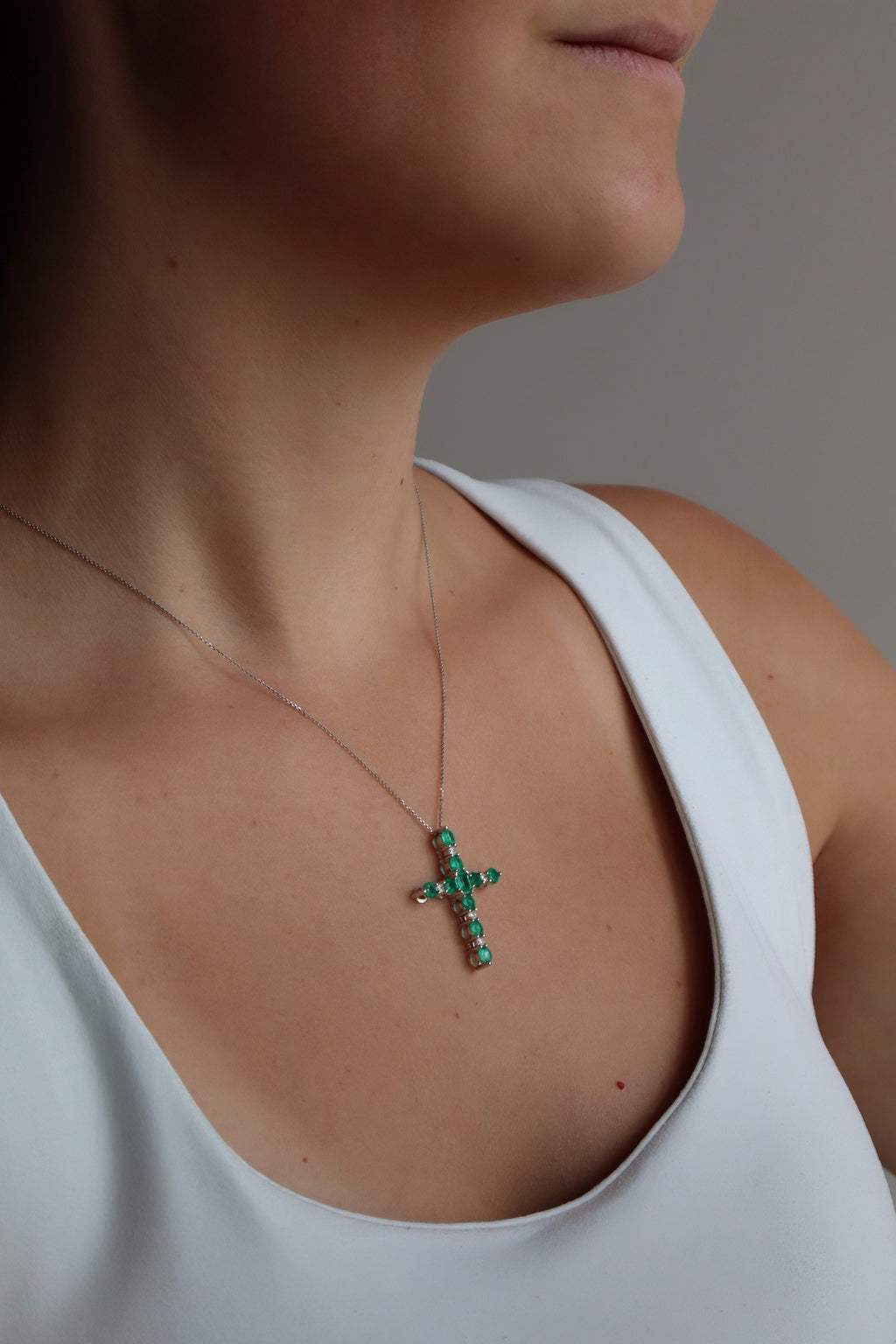 Cruz esmeraldas y diamantes