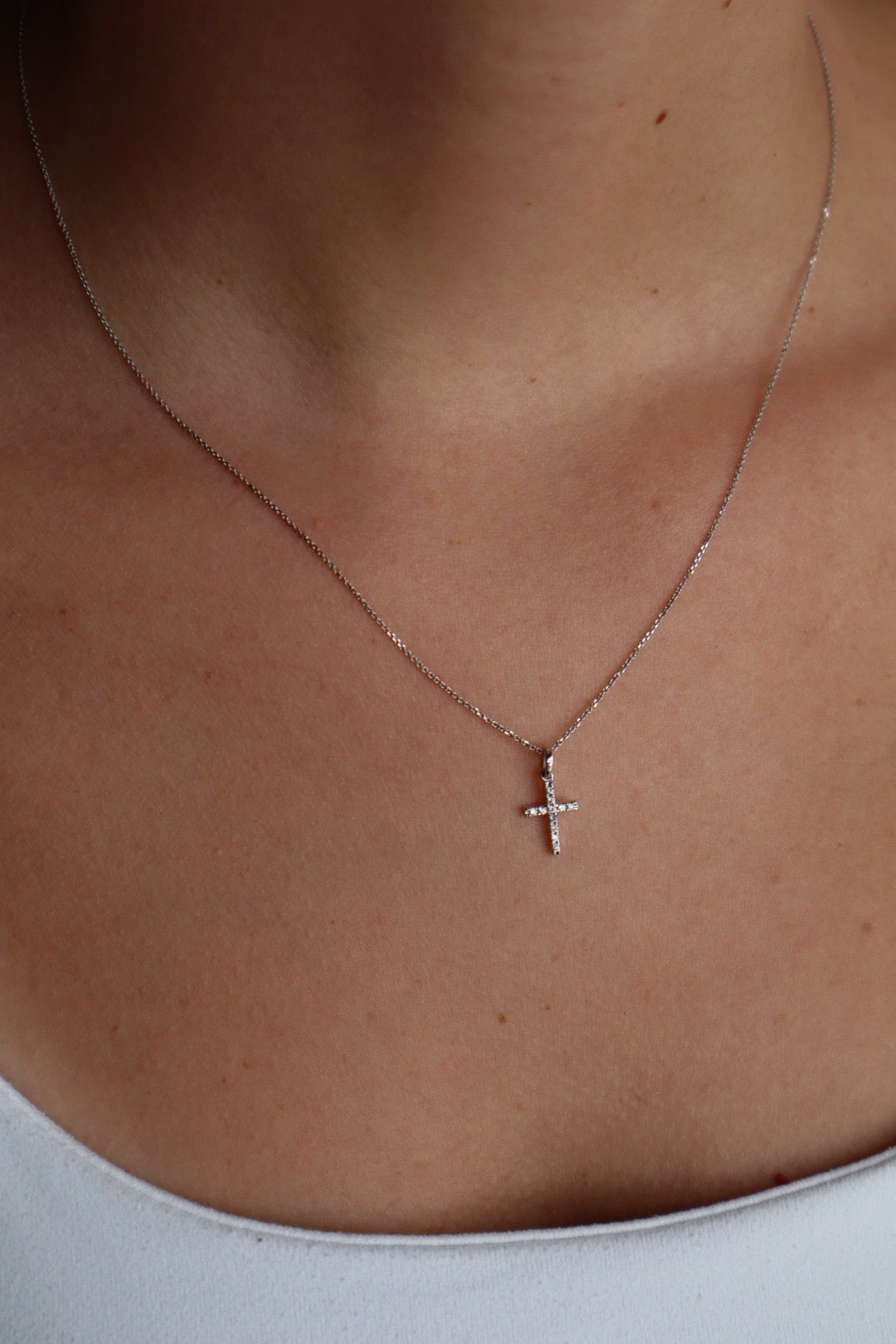 Collar Cruz chica con diamantes