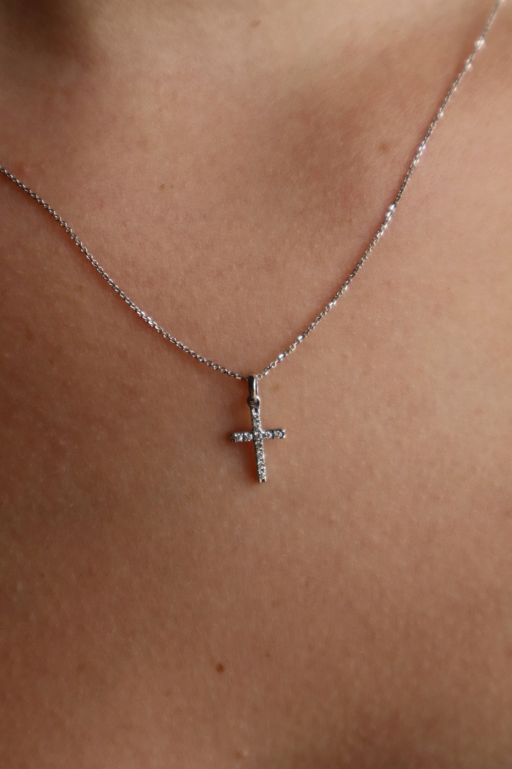 Collar Cruz chica con diamantes
